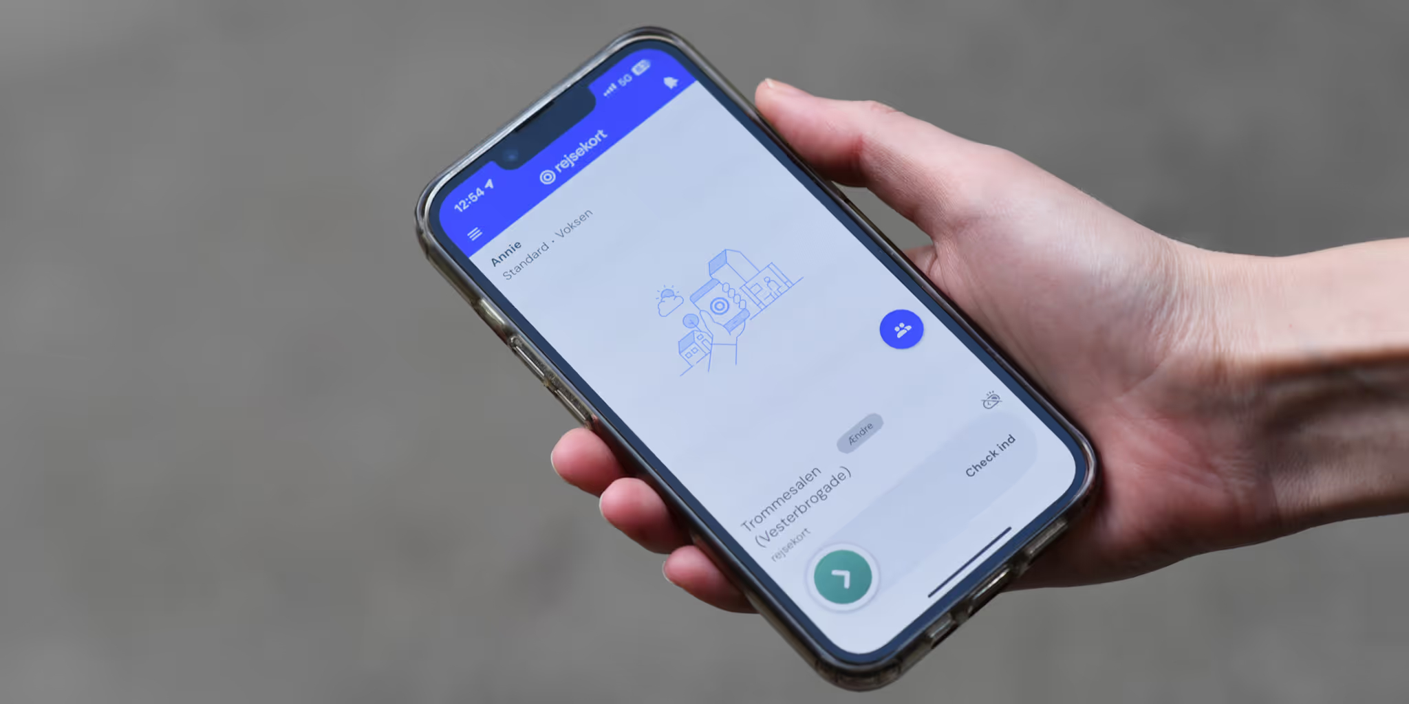 Giao diện thực tế của ứng dụng Rejsekort với thanh trượt vuốt "Check ind" và tự động nhận diện trạm khởi hành qua GPS Giao diện thực tế của ứng dụng Rejsekort với thanh trượt vuốt "Check ind" và tự động nhận diện trạm khởi hành qua GPS